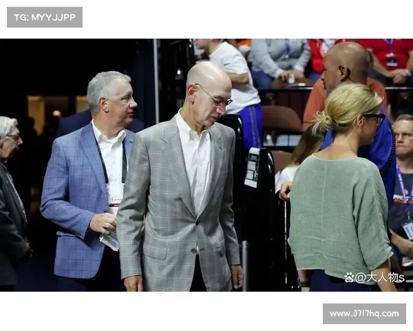 总裁萧华亲临NBA中国赛现场观战引领新一轮篮球热潮 总裁萧华亲临NBA中国赛现场观战引领新一轮篮球热潮
